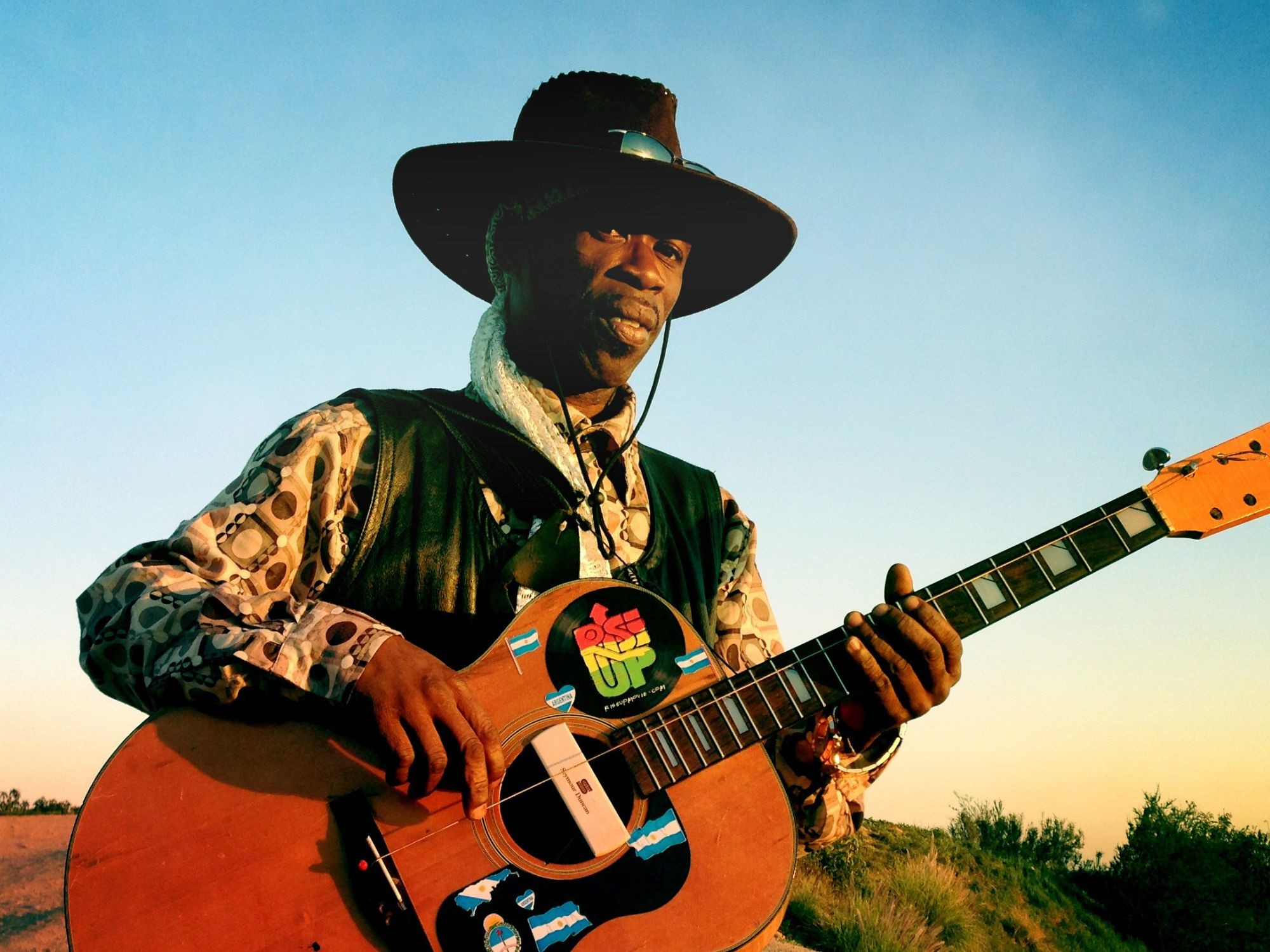 Brushy One String amb la seva guitarra d'una sola corda