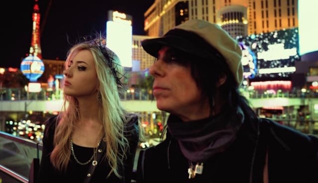 Tommy Henriksen i Anna «Blackthorn» Cara, de Crossbone Skully, en la imatge de promoció del disc