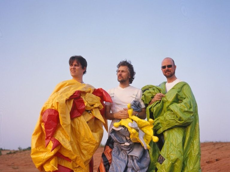 La caixa del vintè aniversari de «At War With The Mystics», de The Flaming Lips, en sis discos