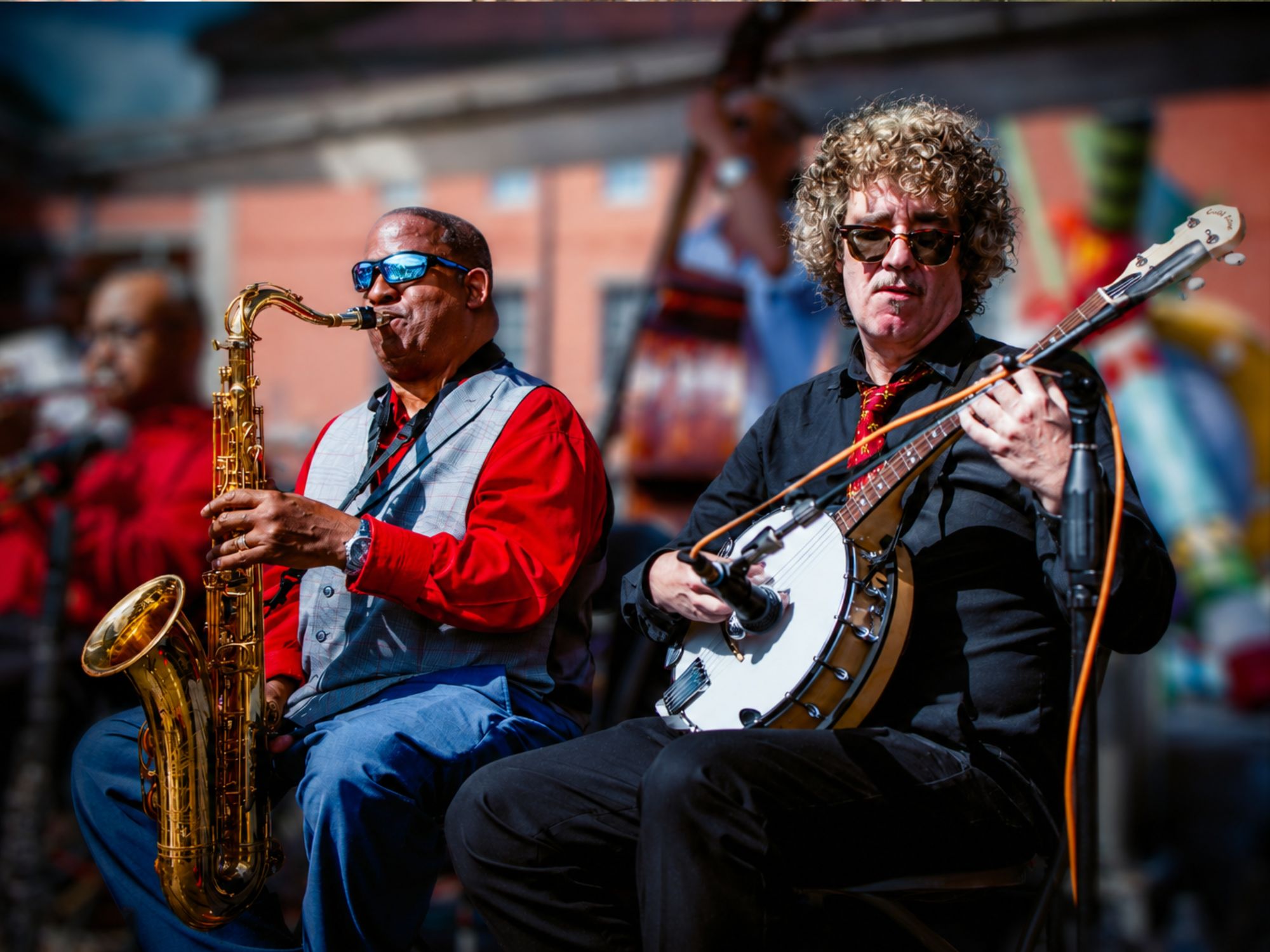 Louis Ford tocant el saxòfon amb Carlos Childe al banjo