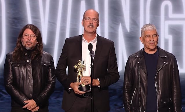 Dave Grohl, Krist Novoselic amb l'estatueta a les mans i Pat Smear, a l'escenari dels MTV Video Music Awards del 2026