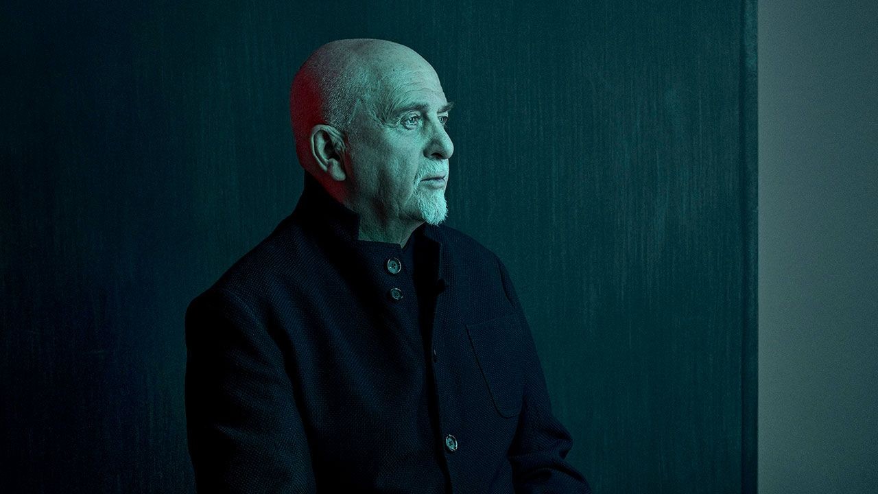 Peter Gabriel, en la imatge de promoció de «Face the Wall»