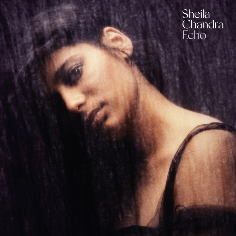 Sheila Chandra publica «Echo», un recull de directes que presenta com el seu últim disc