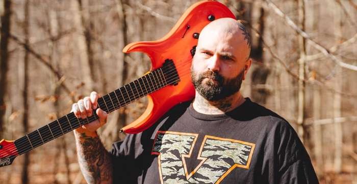 Devin Shidaker amb la seva guitarra, en la imatge que acompanya Spirit Wound
