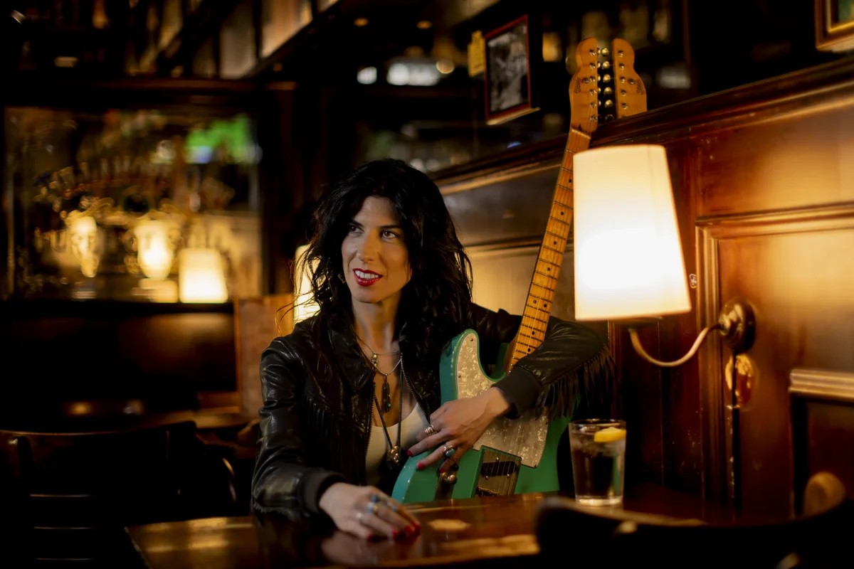 Susan Santos amb la seva Telecaster, en la imatge que fa servir la Sala Razzmatazz
