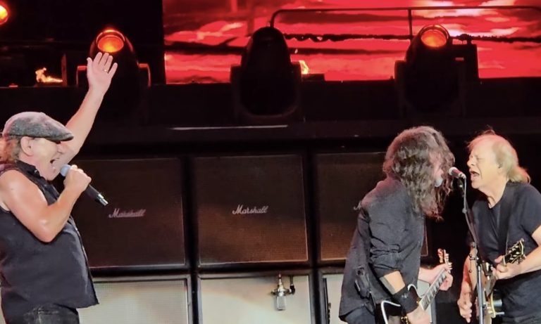 Dave Grohl cantant «Highway To Hell» amb AC/DC al MetLife Stadium de Nova Jersey, el 2 d'octubre del 2026