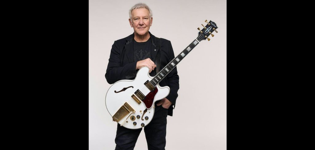 Alex Lifeson, guitarrista de Rush, en una fotografia promocional del 2026
