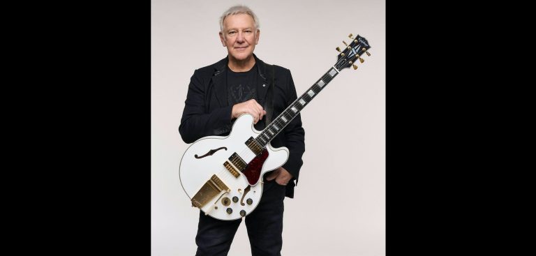 Alex Lifeson, guitarrista de Rush, en una fotografia promocional del 2026