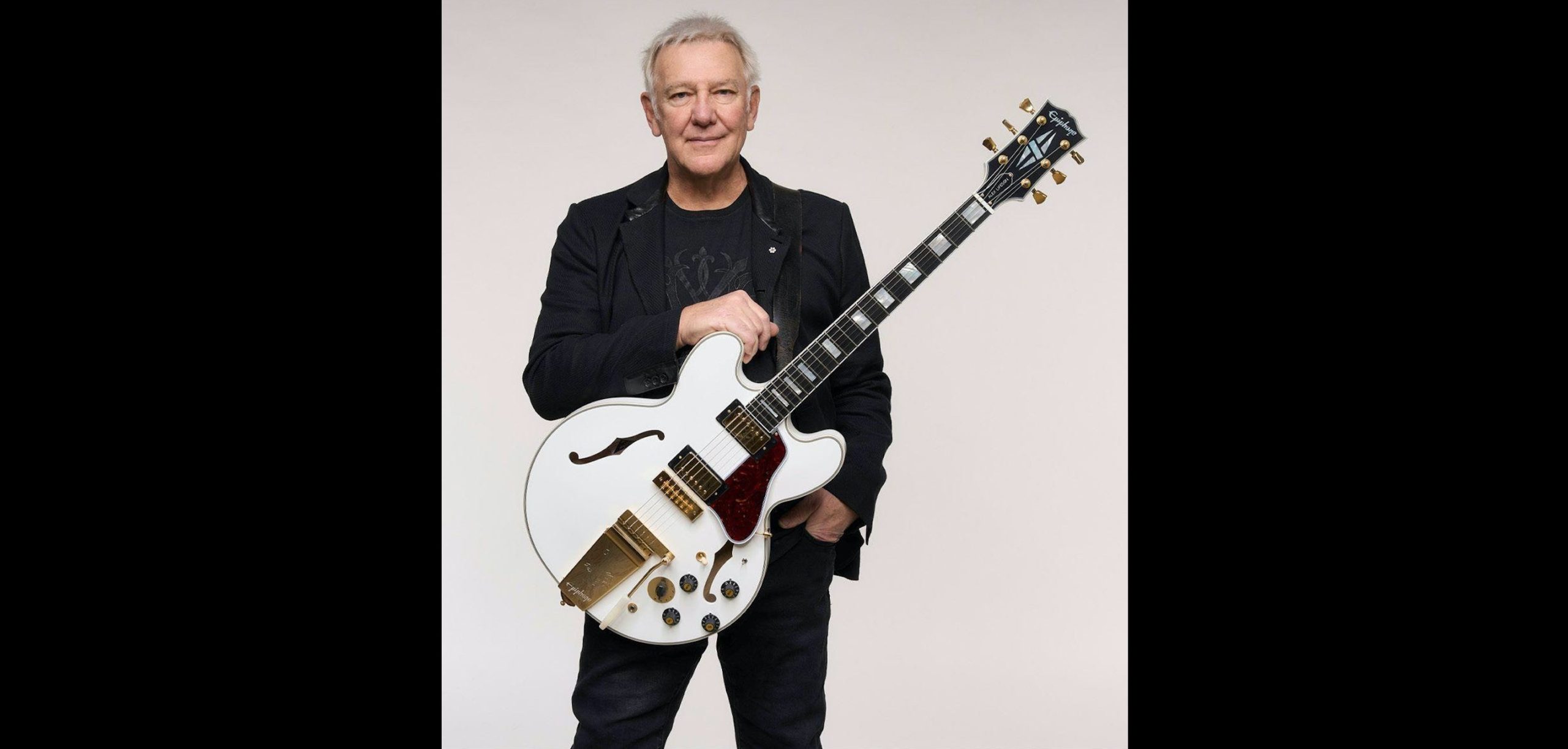 Alex Lifeson, guitarrista de Rush, en una fotografia promocional del 2026