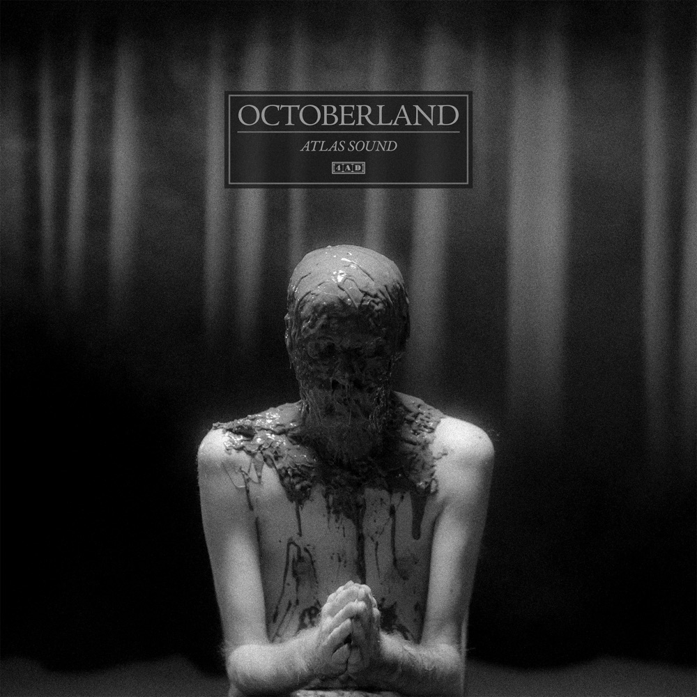 Portada del senzill «Octoberland», d'Atlas Sound: una figura de tors nu, coberta de fang, agenollada amb les mans juntes davant d'un teló fosc, en blanc i negre