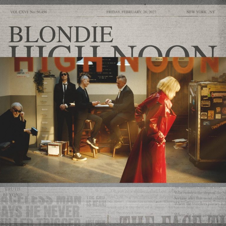 Portada de «High Noon», de Blondie: una primera plana de diari datada el 26 de febrer del 2027 amb una foto del grup en una sala de l'oficina, Debbie Harry d'esquena amb una gavardina vermella de xarol
