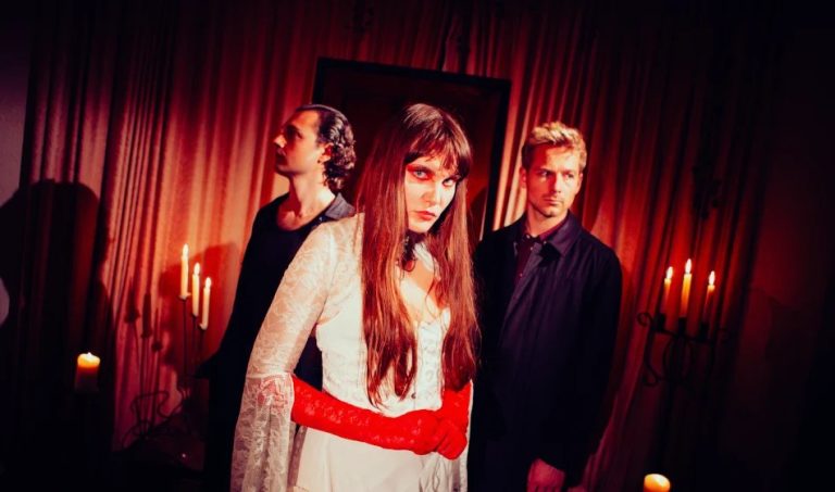 Els tres membres de Calva Louise, en la imatge que fa servir el Razzmatazz per al concert del 31 d'octubre del 2026 a la Sala 2