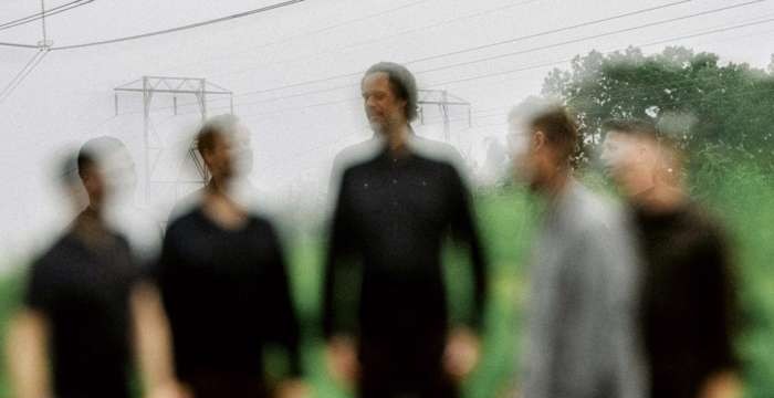 Imatge promocional de Caspian per al senzill «Far Country», del seu sisè disc