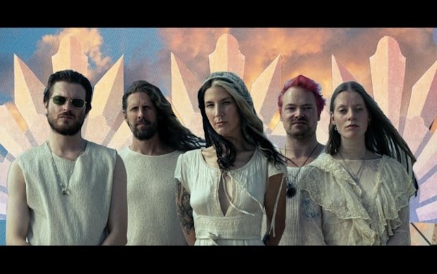 Charlotte Wessels amb la banda The Obsession, a la fotografia de l'anunci de «Mute Swan Empire»