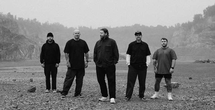 Els cinc membres de Comeback Kid drets en una pedrera, en la fotografia de promoció de «Chosen Hell»