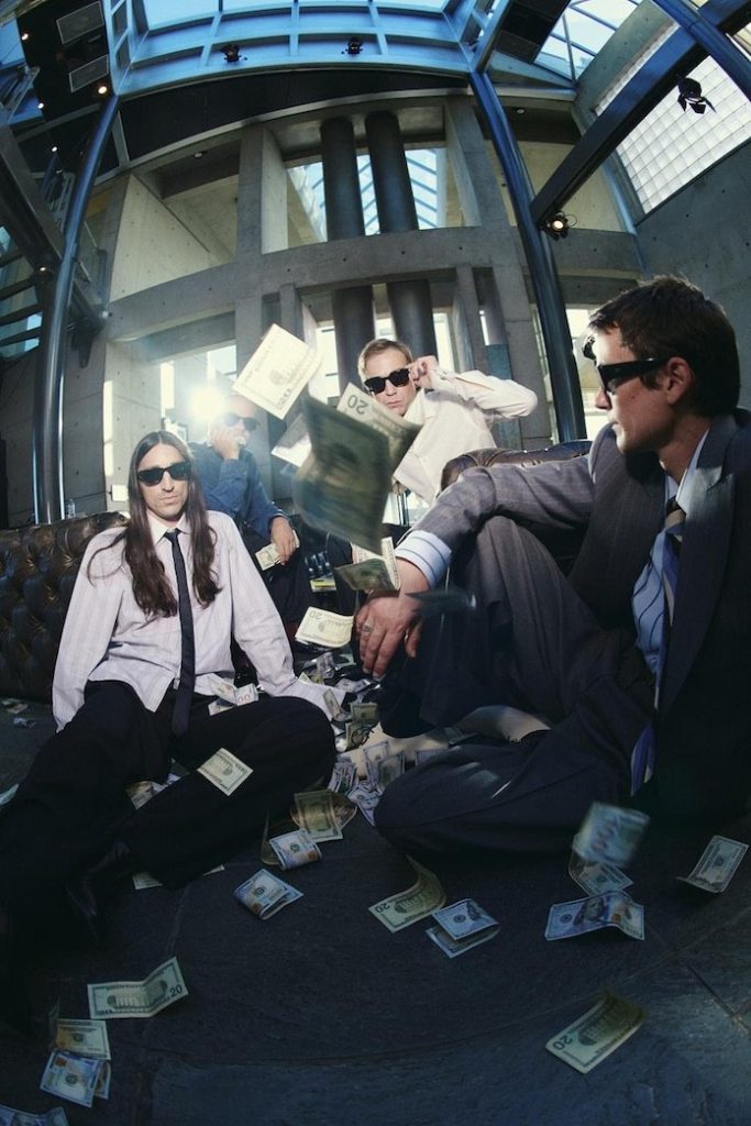 Els membres de DIIV en la imatge que acompanya el vídeo de «Trillions»