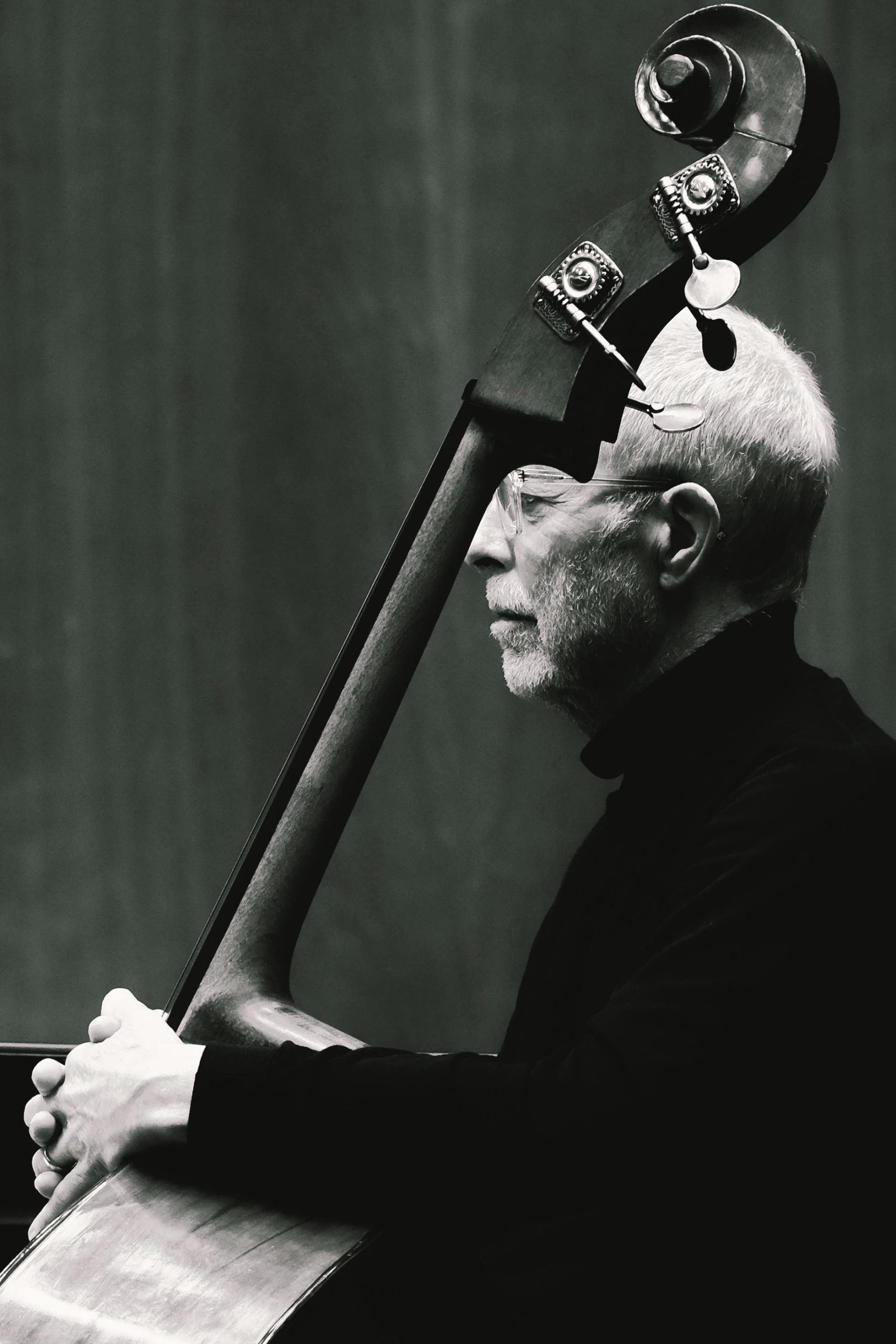Dave Holland amb el contrabaix, en la fotografia que ha publicat ECM