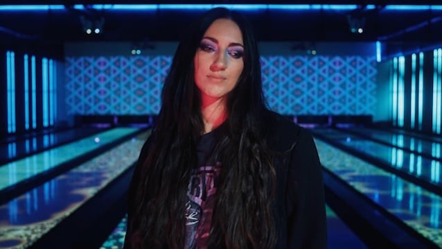 Diana Leah cantant en directe amb Delain, en la fotografia que acompanya l'anunci de la seva sortida del grup, del 19 d'octubre del 2026