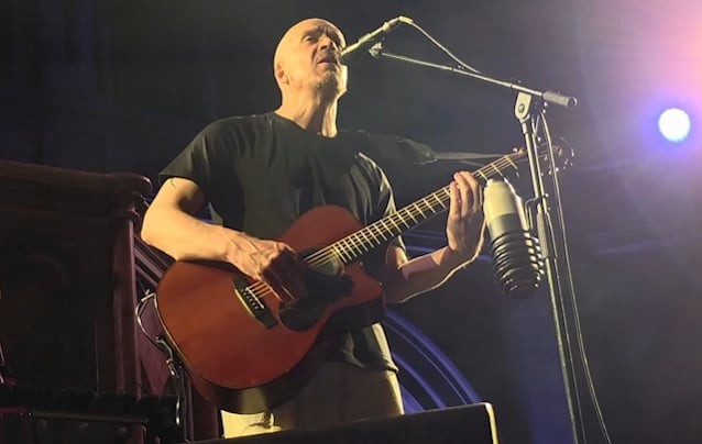 Devin Townsend damunt l'escenari en un concert de l'octubre del 2026, durant la gira acústica «Metamorphosis»
