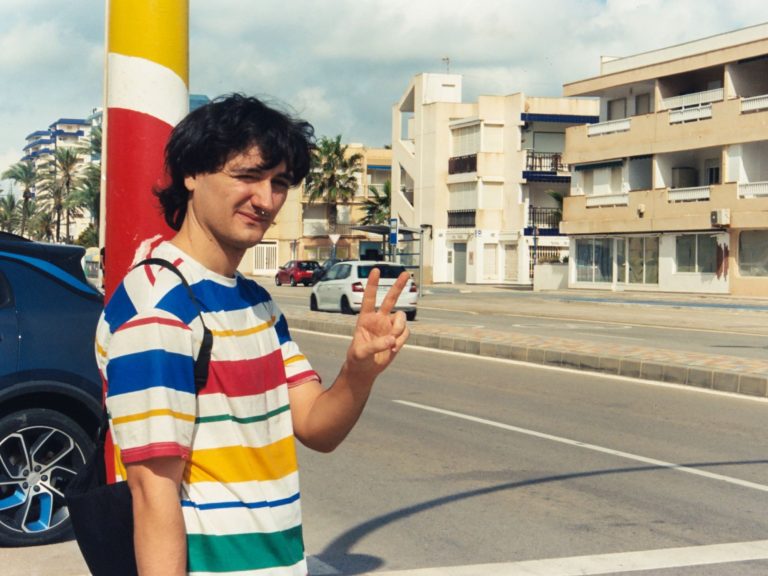 Pablo Gavira amb una samarreta de ratlles de colors al passeig marítim, en la fotografia que el Jamboree fa servir per al concert d'El Gavira