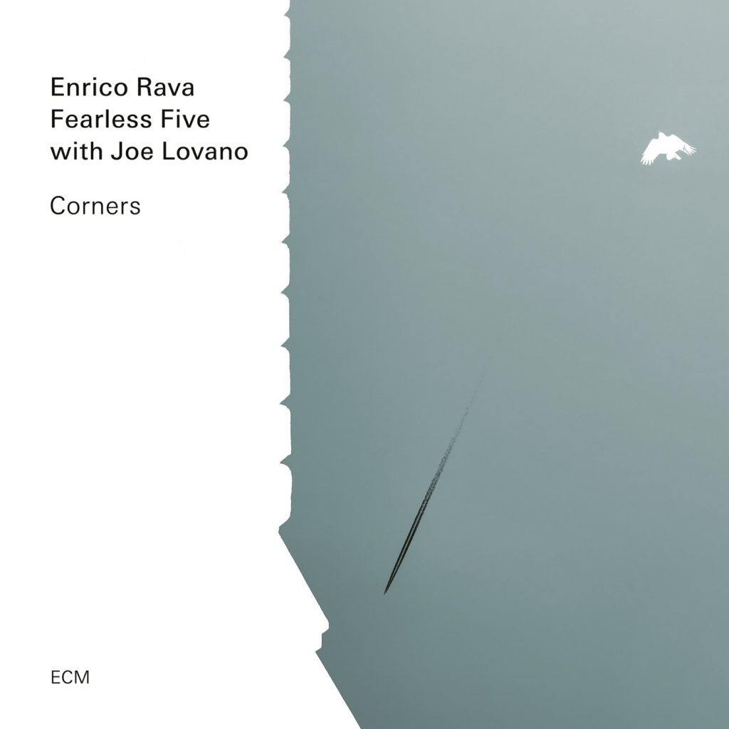 Portada de «Corners», d'Enrico Rava Fearless Five amb Joe Lovano: un cel gris verdós amb l'estela d'un avió i un ocell blanc, amb el logotip d'ECM
