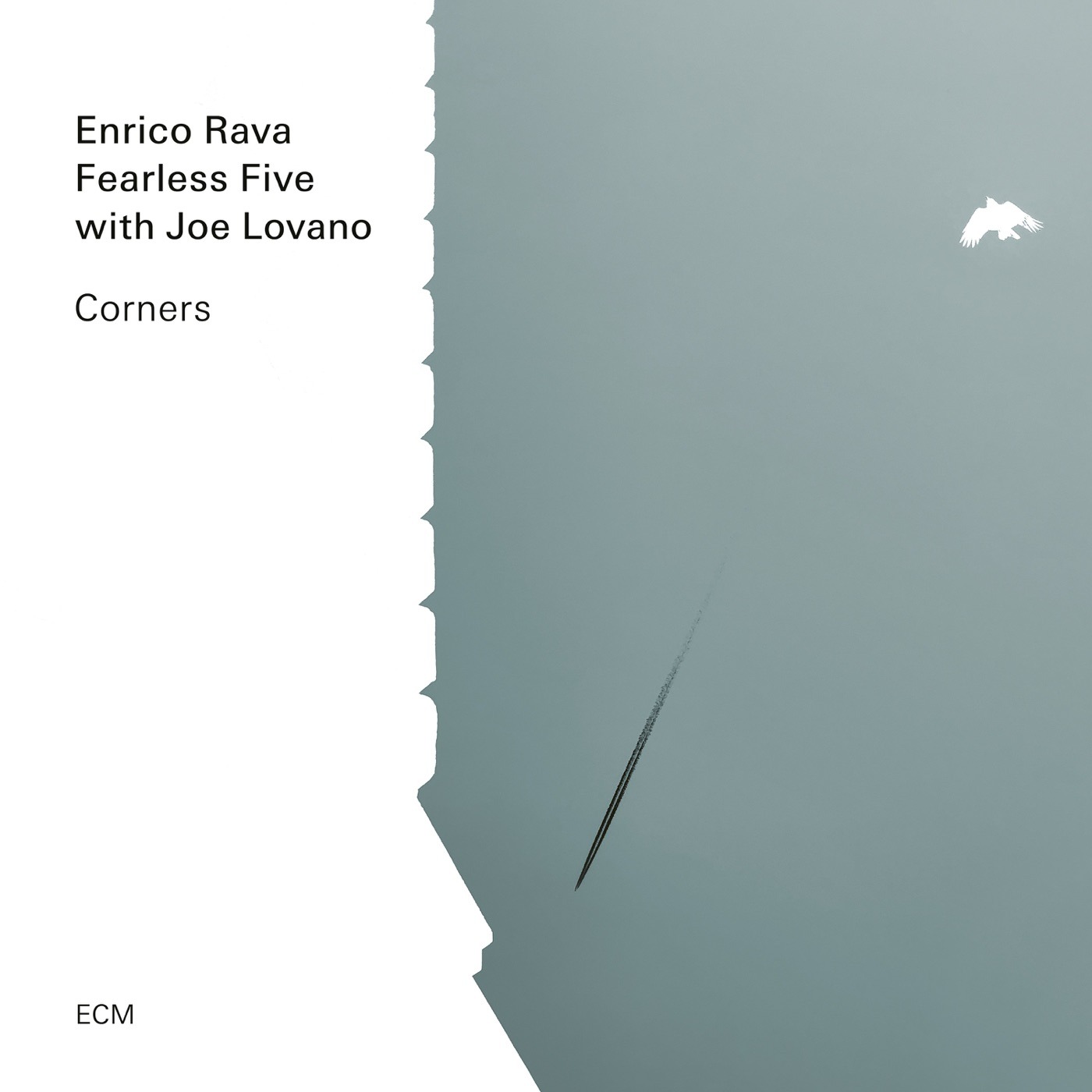 Portada de «Corners», d'Enrico Rava Fearless Five amb Joe Lovano: un cel gris verdós amb l'estela d'un avió i un ocell blanc, amb el logotip d'ECM