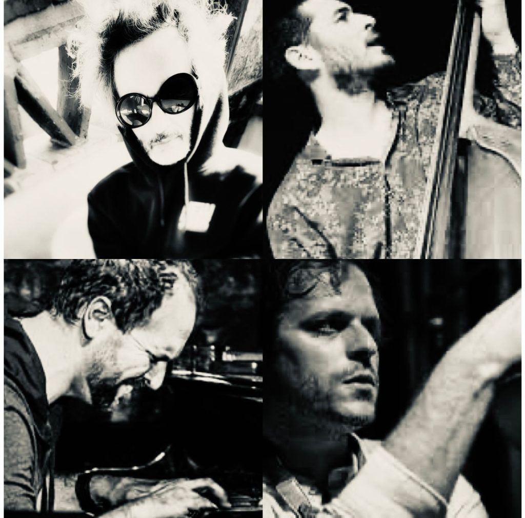 Quatre retrats en blanc i negre en mosaic: un músic amb ulleres fosques i caputxa, un contrabaixista amb el cap tirat enrere, un pianista inclinat sobre el teclat i un músic de perfil amb el braç alçat