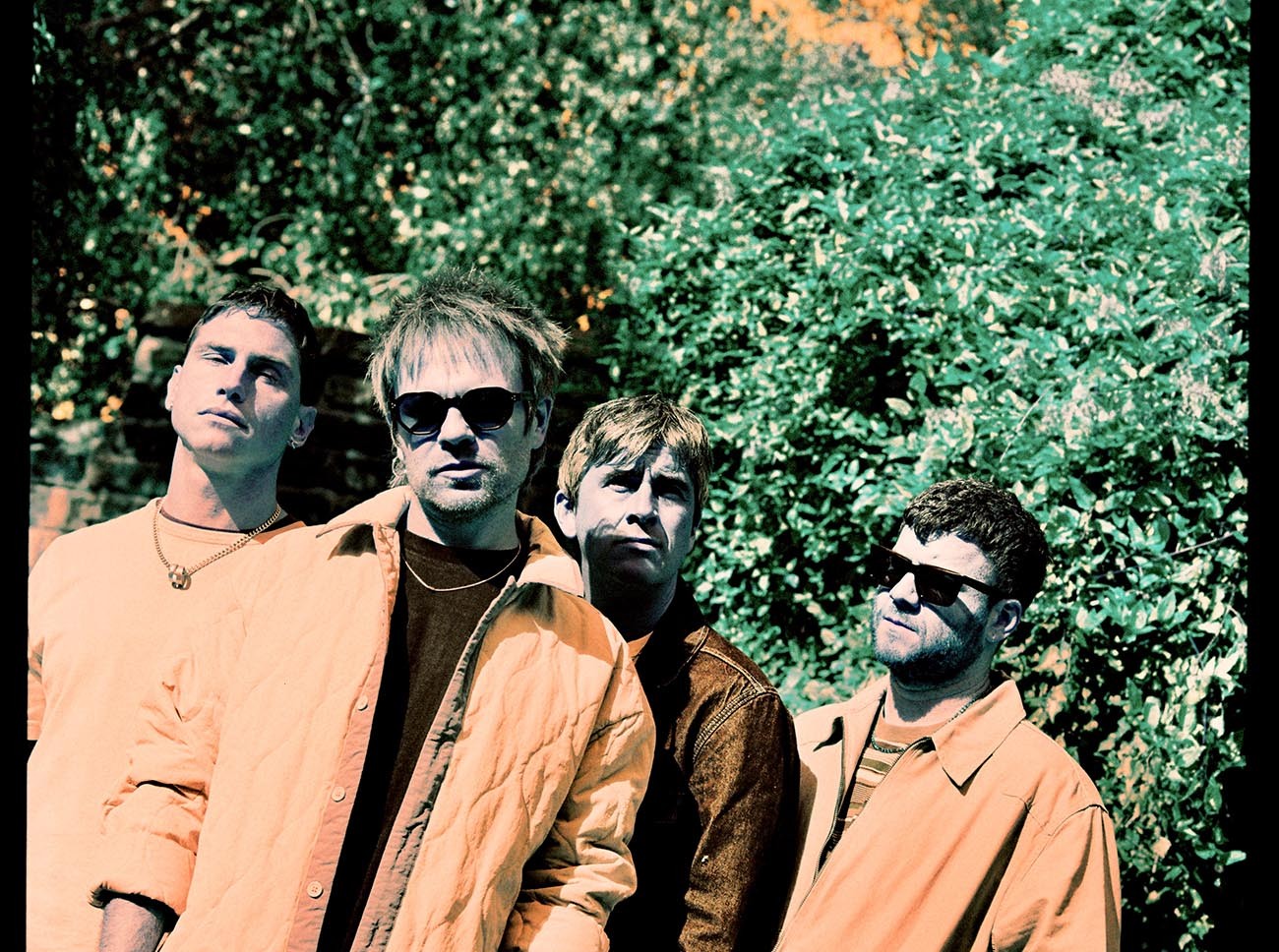 Els quatre membres d'Enter Shikari en una fotografia de promoció, drets i mirant la càmera