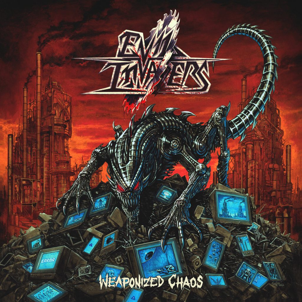Portada de «Weaponized Chaos», d'Evil Invaders: una bèstia metàl·lica ajupida sobre una muntanya d'ordinadors trencats, amb refineries al fons