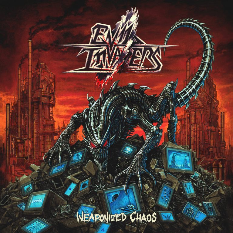 Portada de «Weaponized Chaos», d'Evil Invaders: una bèstia metàl·lica ajupida sobre una muntanya d'ordinadors trencats, amb refineries al fons