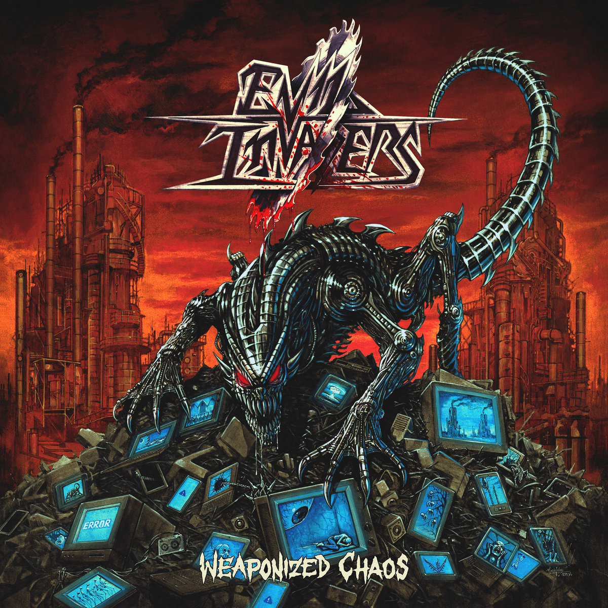 Portada de «Weaponized Chaos», d'Evil Invaders: una bèstia metàl·lica ajupida sobre una muntanya d'ordinadors trencats, amb refineries al fons