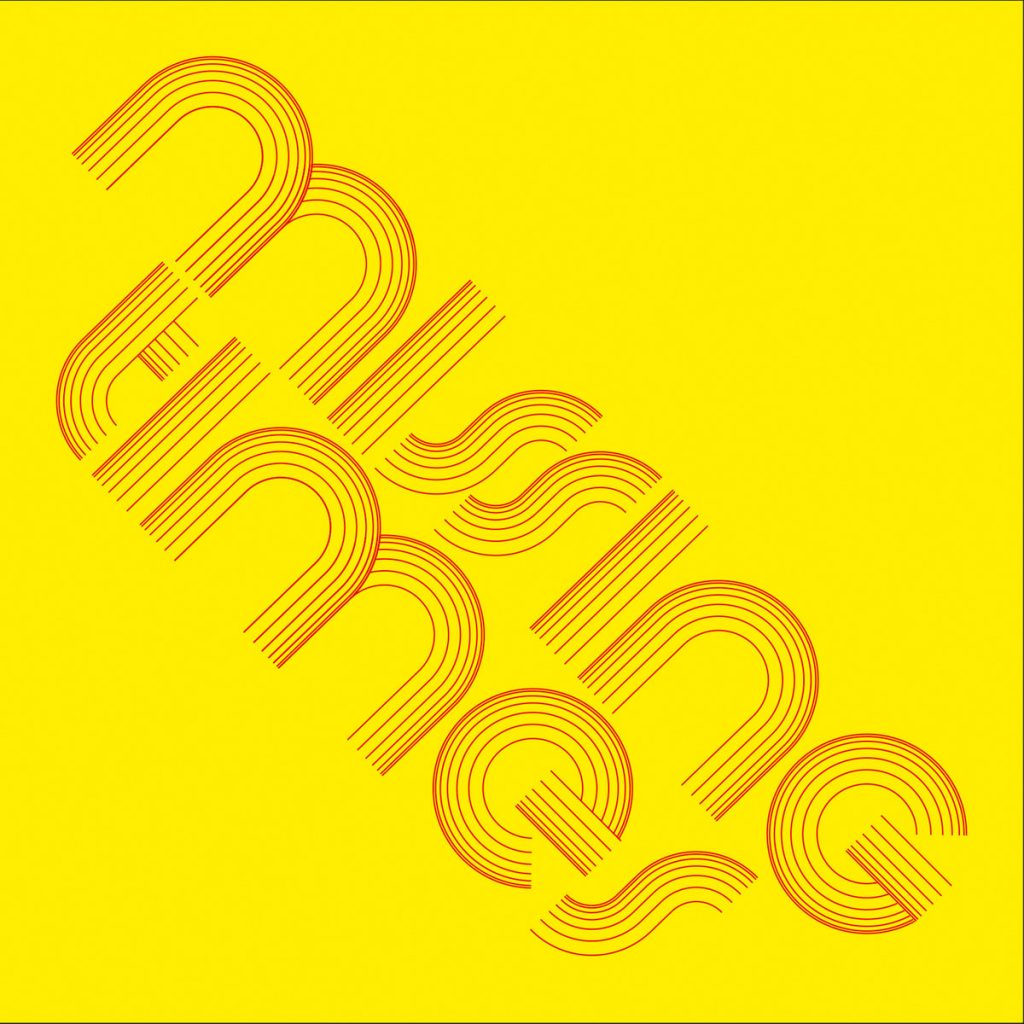 Portada de «Missing Times», de Ghost Rhythms: el títol escrit en diagonal amb lletres fetes de línies paral·leles taronges sobre un fons groc