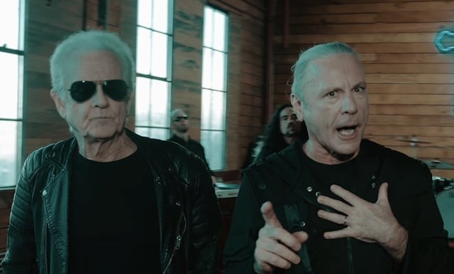 Graham Bonnet i Bruce Dickinson en la imatge de llançament de «The Fifth Force Of Nature»