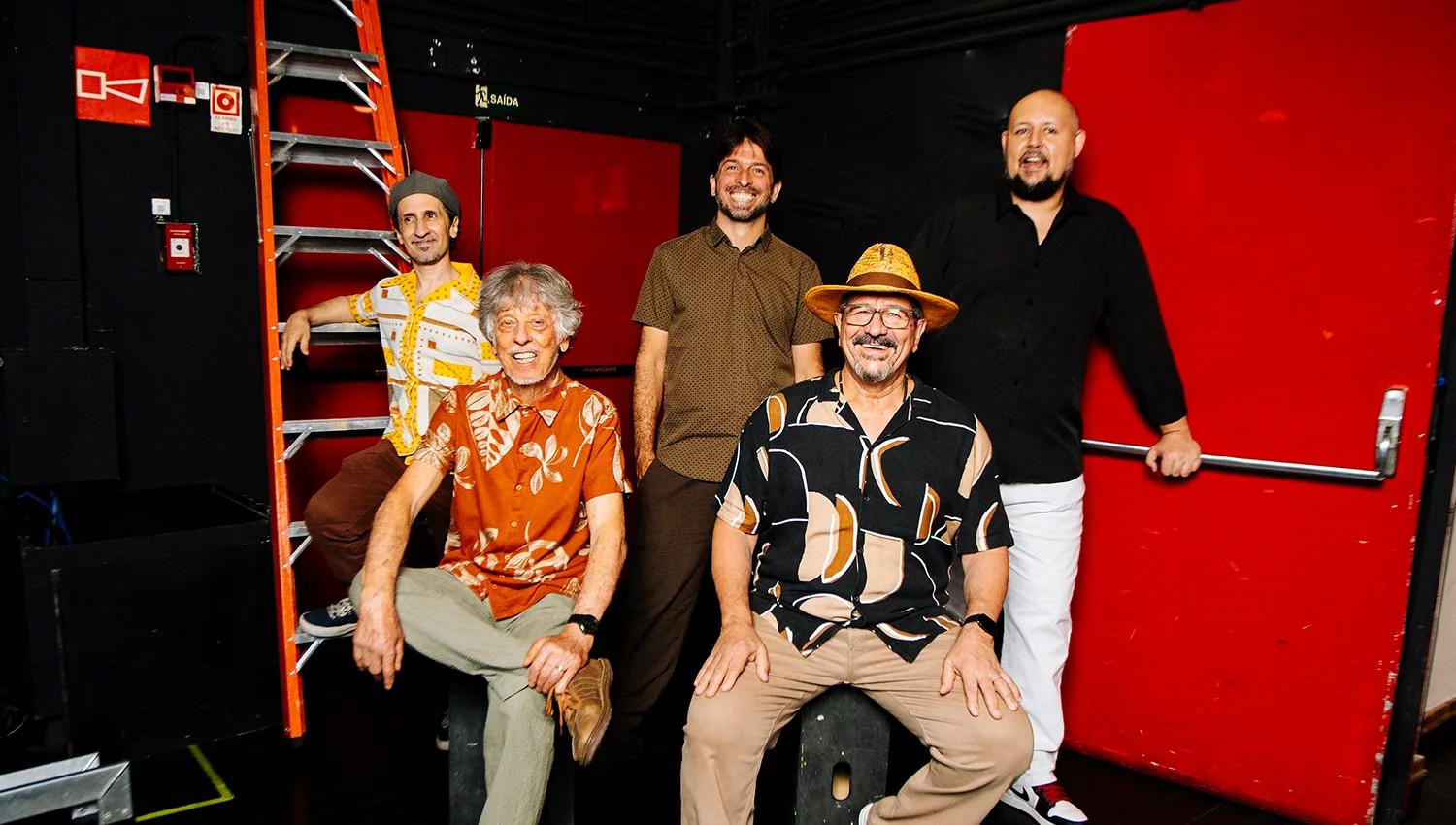 Els cinc músics d'Hermeto's Mothership als camerinos, en la imatge que fa servir el Festival de Jazz de Barcelona