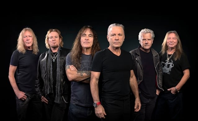 Fotografia de promoció d'Iron Maiden: els sis membres del grup drets davant d'un fons negre, amb Steve Harris de braços creuats i Bruce Dickinson al centre