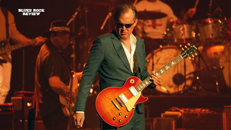 Joe Bonamassa amb la guitarra, en la fotografia que acompanya l'entrevista