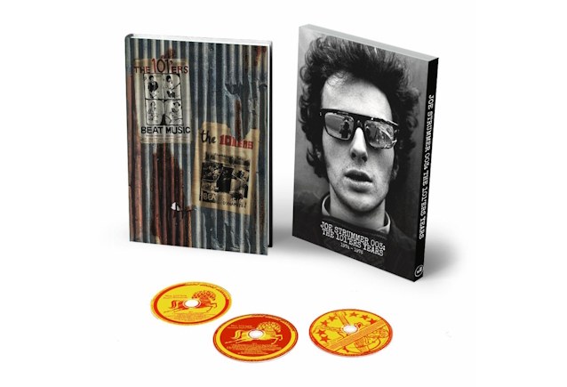 Edició de «Joe Strummer 003: The 101'ers Years»: dos llibres de tapa dura, un amb cartells dels 101'ers sobre xapa ondulada i l'altre amb un retrat de Strummer amb ulleres de sol, i tres discos compactes al davant
