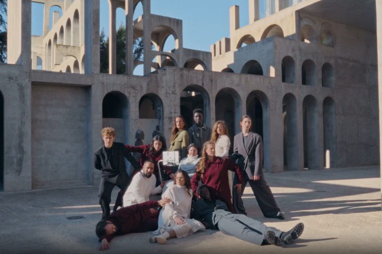 Imatge del videoclip de «Mou-te» de Judit Neddermann i Momi Maiga, gravat als estudis BSO i Medusa de Barcelona