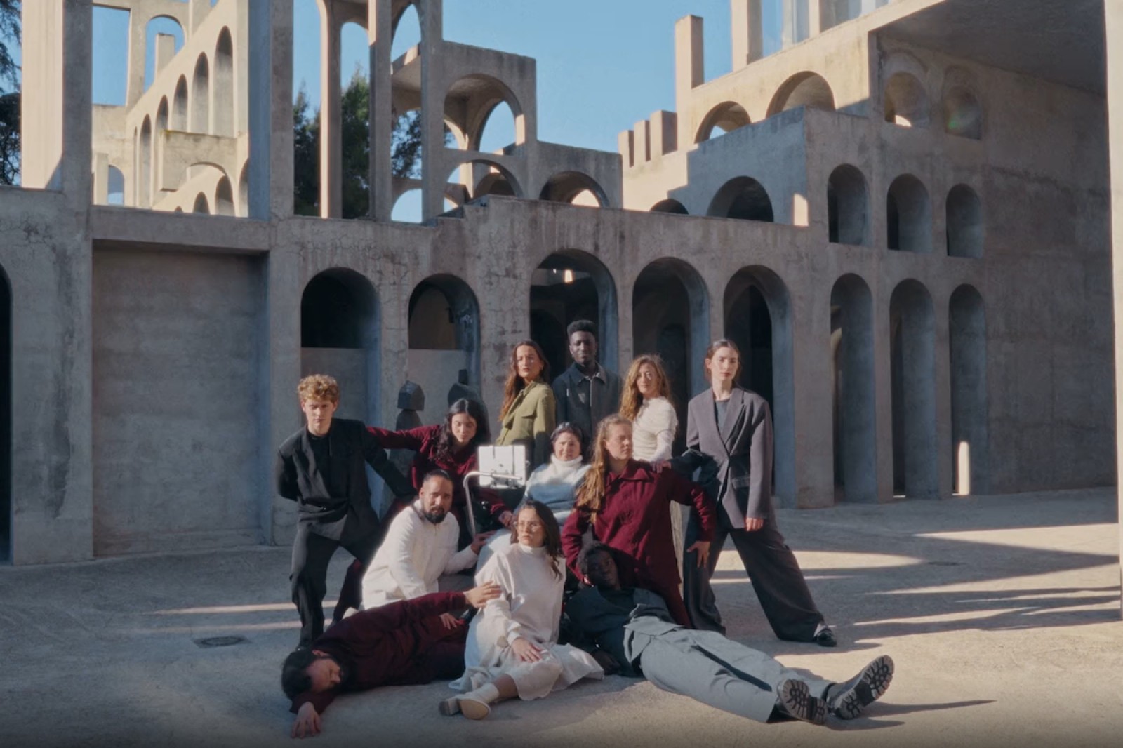 Imatge del videoclip de «Mou-te» de Judit Neddermann i Momi Maiga, gravat als estudis BSO i Medusa de Barcelona