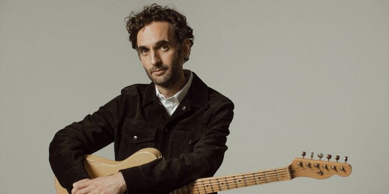 El guitarrista Julian Lage, en la fotografia d'Alysse Gafkjen que Blue Note distribueix amb el senzill «Aberdeen»