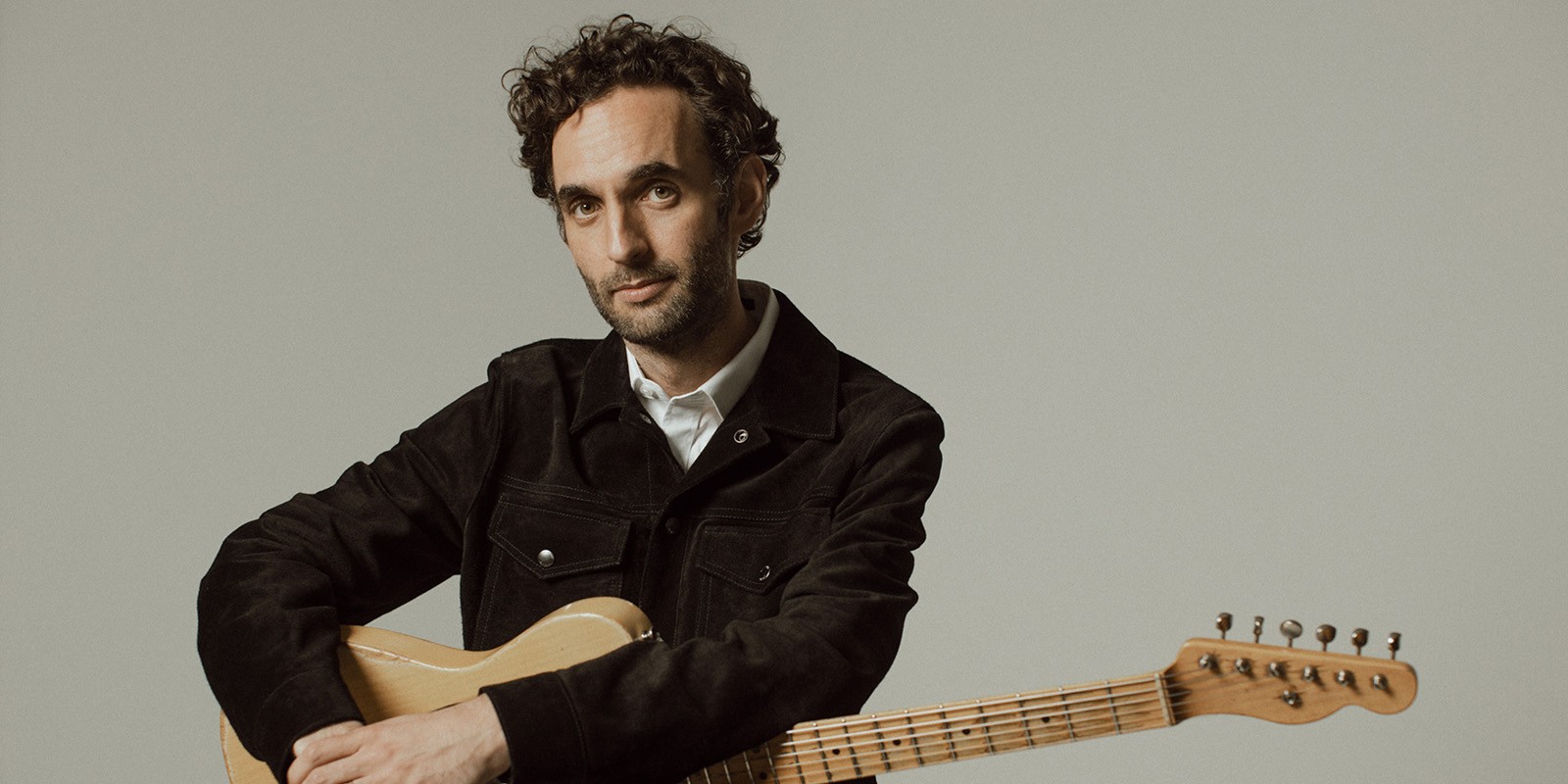El guitarrista Julian Lage, en la fotografia d'Alysse Gafkjen que Blue Note distribueix amb el senzill «Aberdeen»