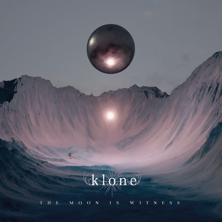 Portada de «The Moon Is Witness», de Klone: una esfera fosca suspesa sobre una vall glaçada de parets rosades, amb una llum al fons i el nom del grup en lletres blanques