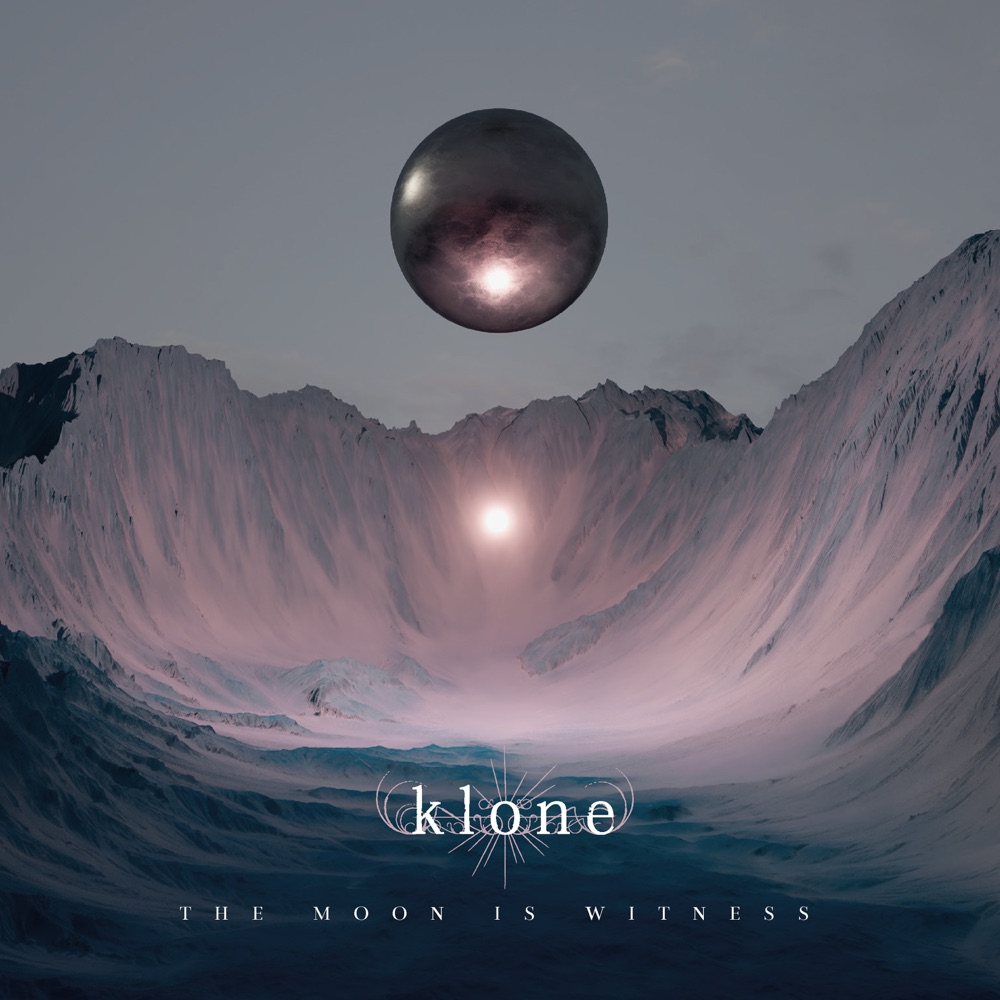 Portada de «The Moon Is Witness», de Klone: una esfera fosca suspesa sobre una vall glaçada de parets rosades, amb una llum al fons i el nom del grup en lletres blanques