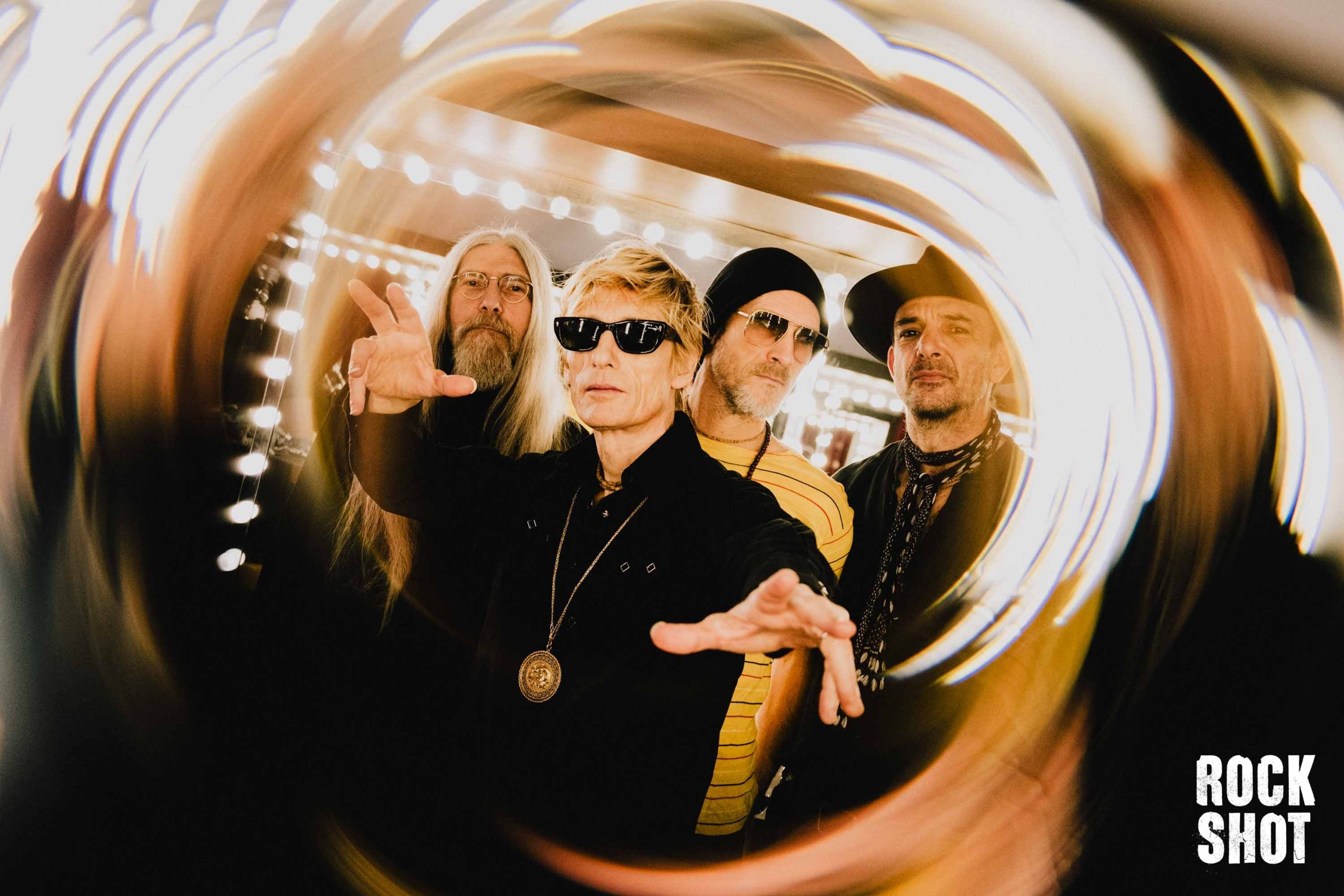 Kula Shaker en la fotografia de promoció de «K-Reinkarnate», la regravació del seu primer disc