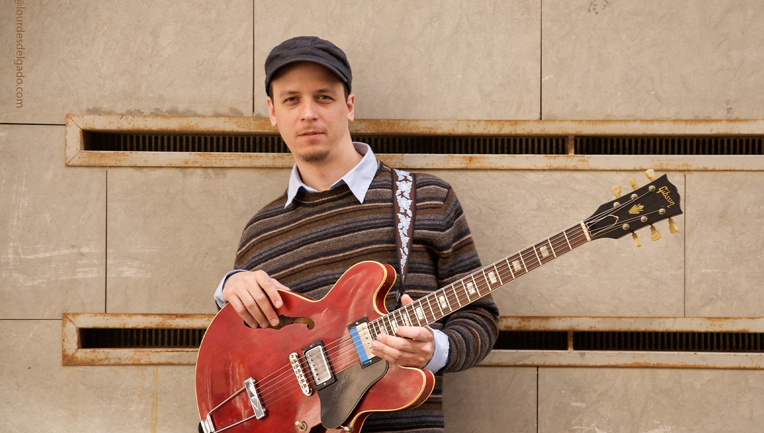 Kurt Rosenwinkel amb una guitarra Gibson de caixa, en la fotografia que The Project fa servir per al concert
