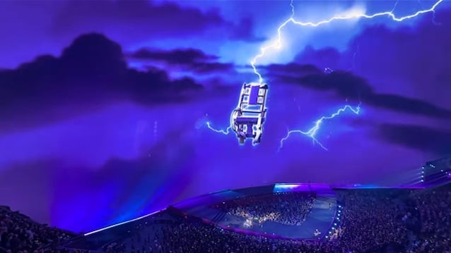 Metallica damunt l'escenari de l'Sphere de Las Vegas la primera nit de la residència, amb la pantalla envoltant
