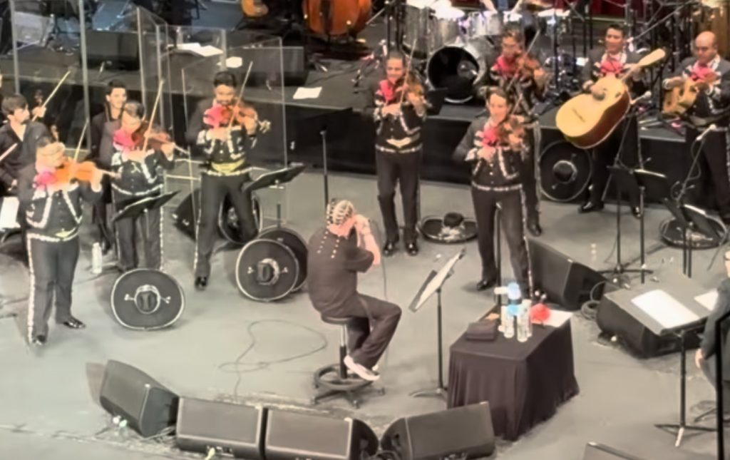 Mike Patton amb el Mariachi Gama 1000 a l'escenari del Palacio de Bellas Artes de la Ciutat de Mèxic