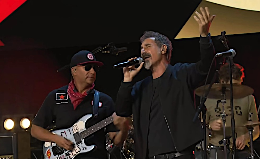Tom Morello a la guitarra i Serj Tankian cantant al Power To The People Festival el 3 d'octubre del 2026