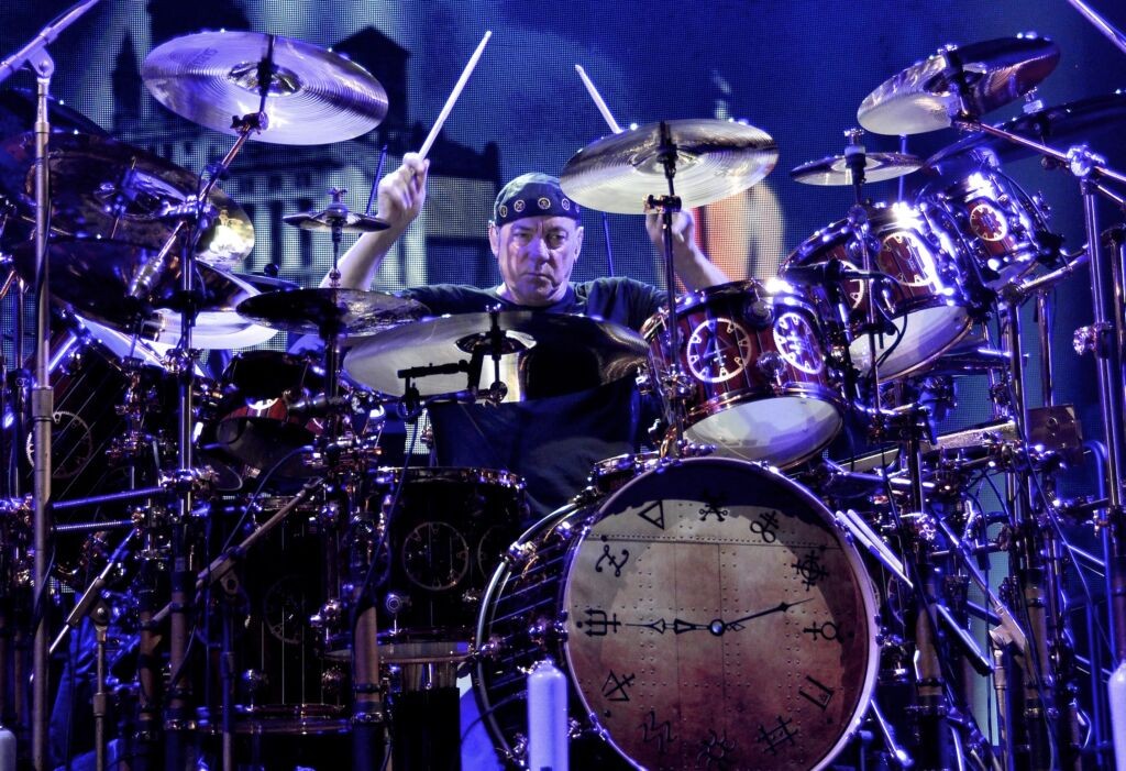 Neil Peart a la bateria de Rush en una fotografia de Joe Kleon