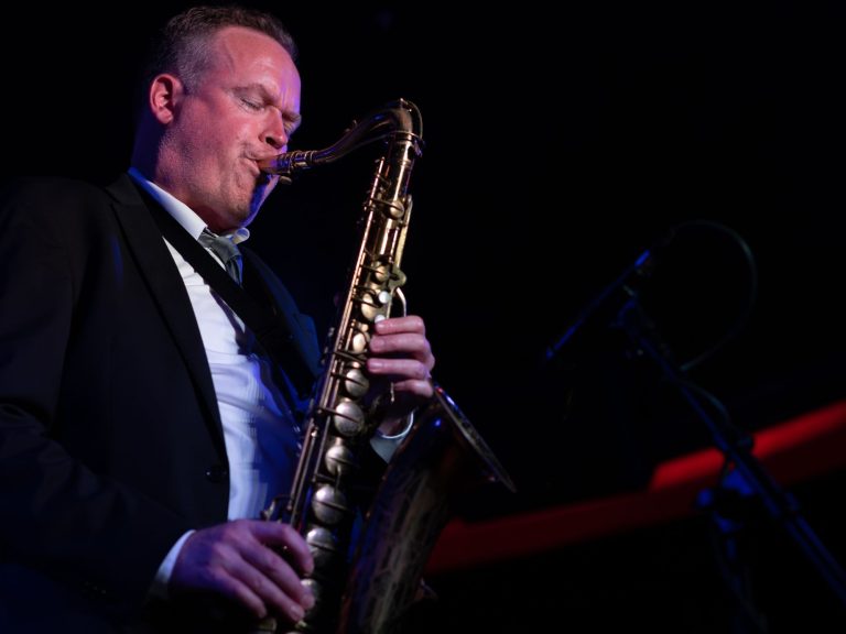 Nick Hempton tocant el saxo tenor en directe, en la imatge que fa servir el Jamboree per al concert del 6 de novembre del 2026